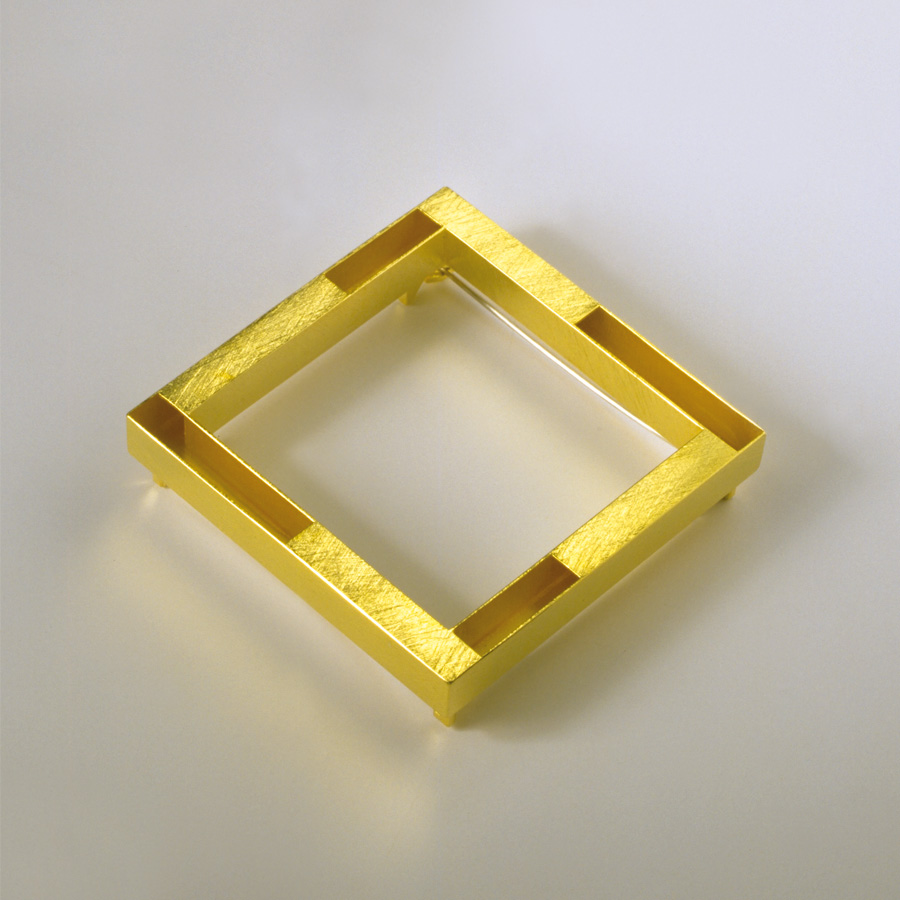 brooch  2003  gold 750  50x50  mm
